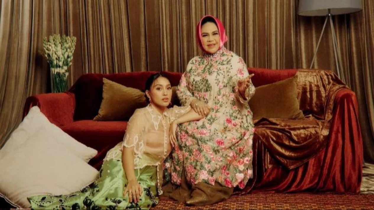 3 Cara Ampuh Membangun Ikatan Antargenerasi ala Hetty Koes Endang dan Putrinya