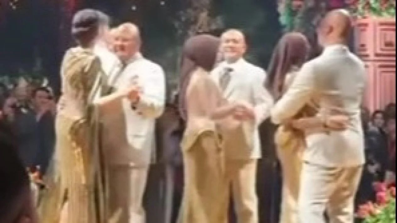 Ayah El Rumi dan Syifa Hadju Tuai Perhatian di Pernikahan