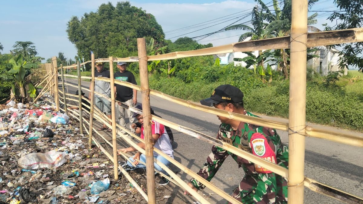 Babinsa Koramil Lelea Aktif Bersihkan TPS, Warga Berhenti Buang Sampah Sembarangan