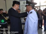 Babinsa Mengawal Pelantikan Kuwu Pengganti Antar Waktu Ujunggebang, Pastikan Kelancaran dan Kekhidmatan