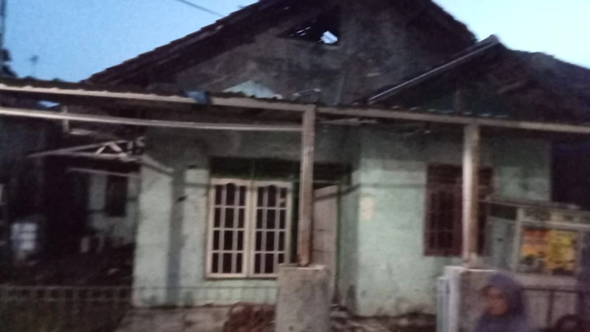 Babinsa Sigap Padamkan Api di Anjatan, Rumah Warga Terbakar Akibat Korsleting