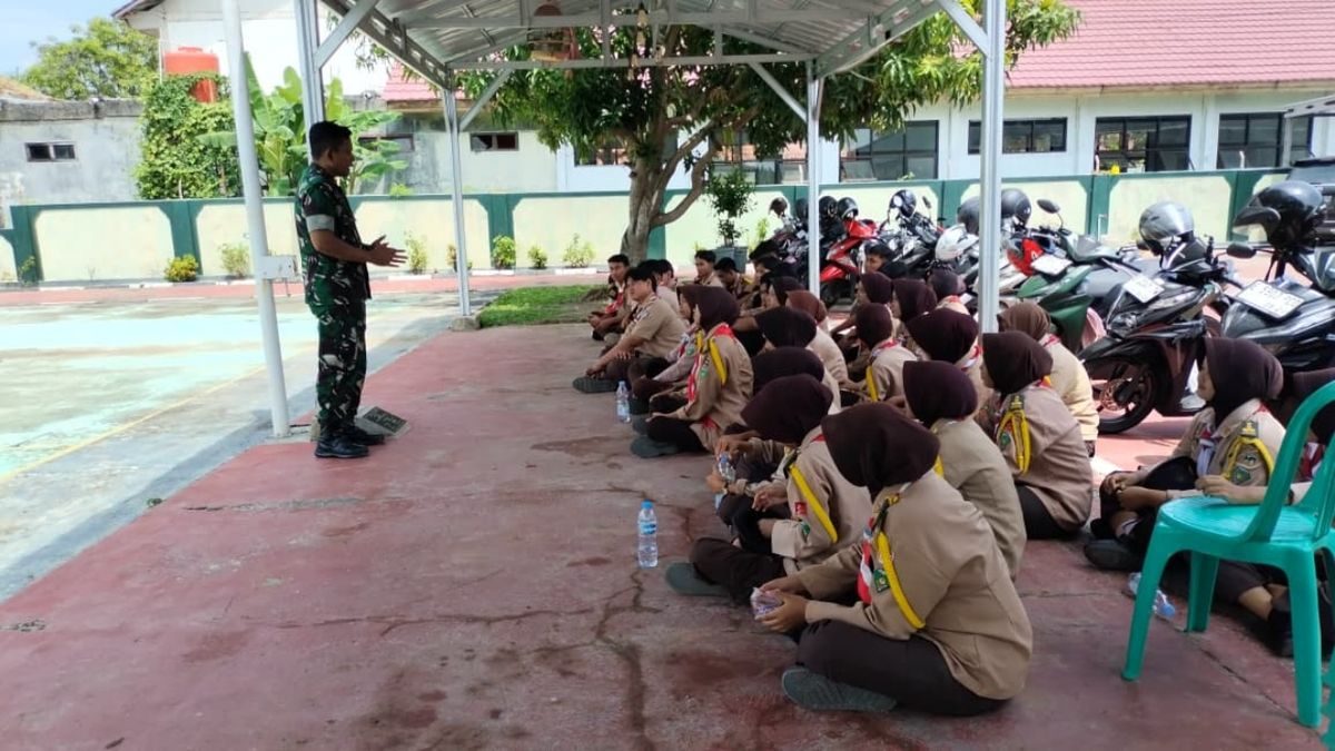 Bekali Wawasan Kebangsaan, Danramil Sliyeg Tanamkan Cinta Tanah Air pada Siswa SMA
