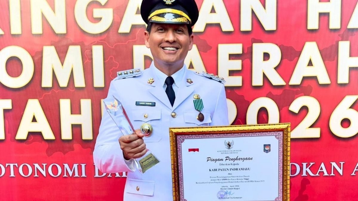 Bupati Lucky Hakim Terima Penghargaan dari Kemendagri