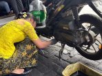 Cara Unik Ganti Oli Motor
