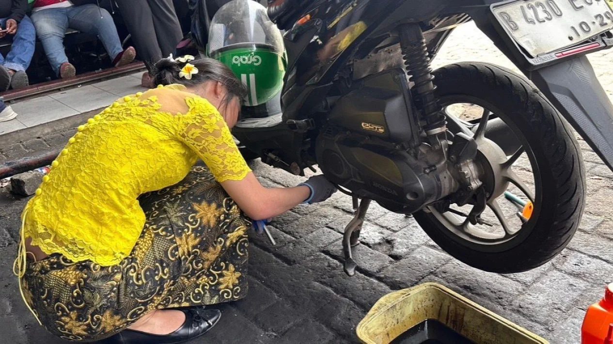 Cara Unik Ganti Oli Motor