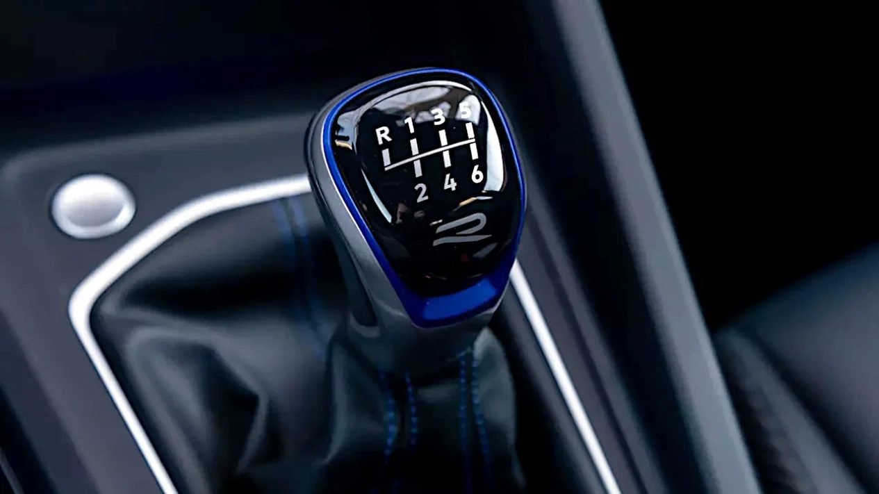 Ini Arti Sebenarnya Huruf "E" pada Tuas Transmisi Mobil Manual