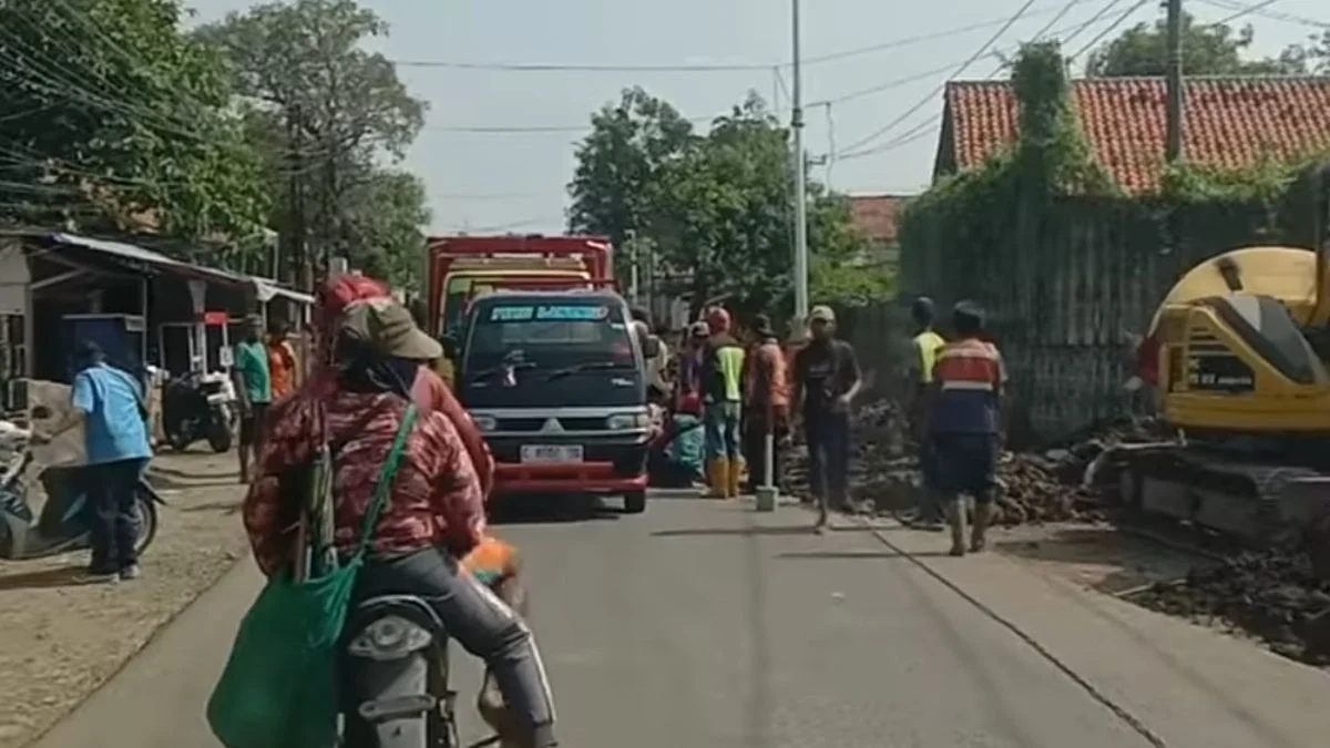 Jalan Jangga Terisi: Warga Diduga Tersetrum Kabel Listrik PLN, Evakuasi Viral di Medsos