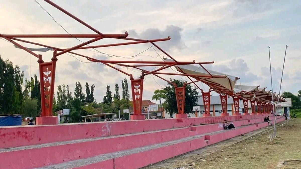 Tiang Tribun Sport Center Indramayu Hampir Patah, Atap Lepas, Pengunjung Diminta Waspada