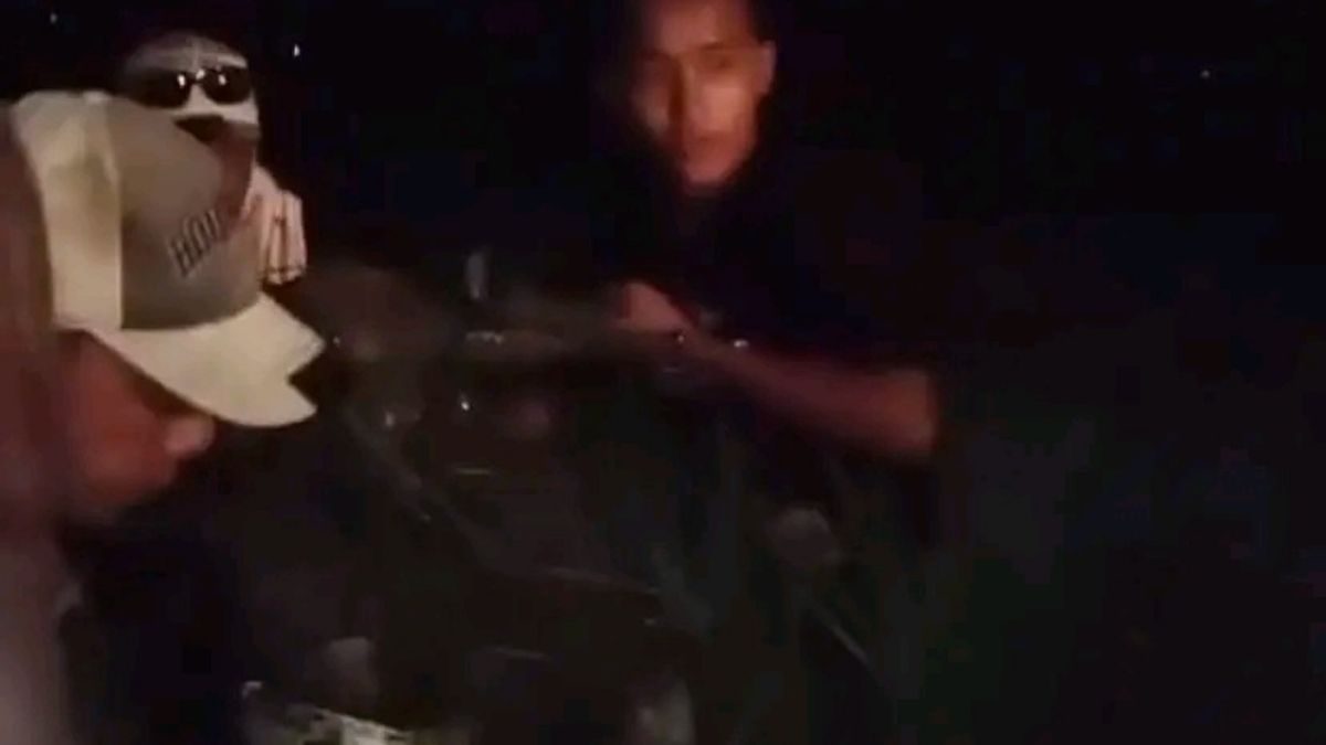 Warga Berjibaku Evakuasi Motor Jatuh ke Sawah di Indramayu