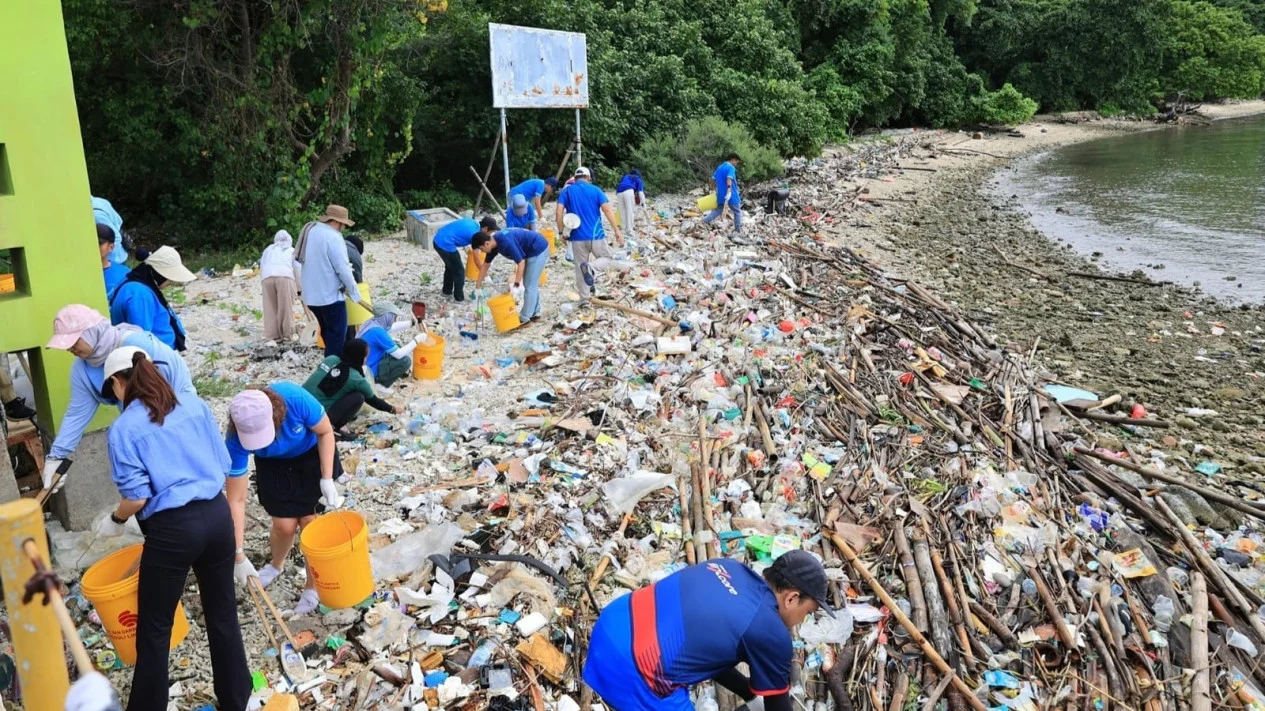 Ancaman Terbesar Sampah Plastik di Pesisir Jakarta dan Tangerang