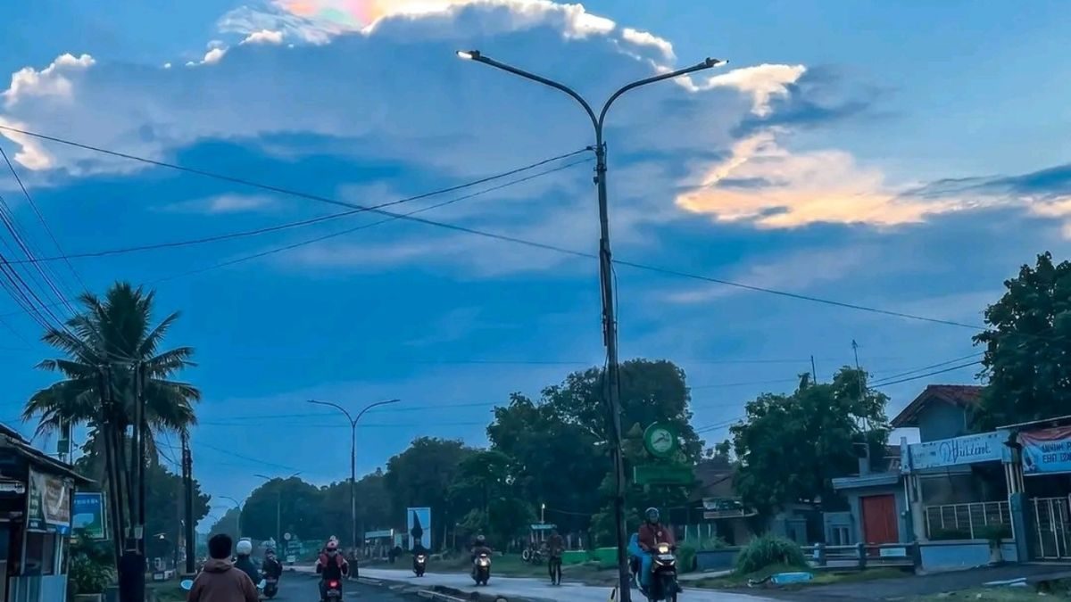 Awan Pelangi Indah Muncul di Langit Indramayu