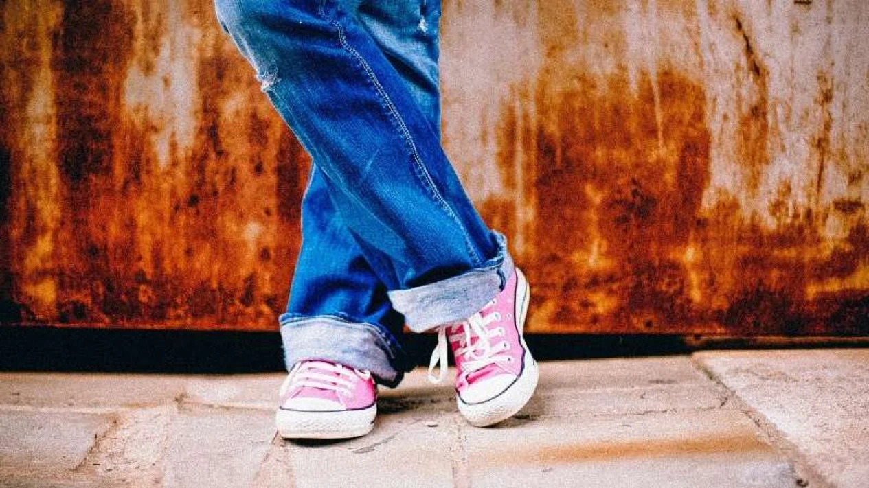 Gaya Simpel dan Menarik dengan Sneakers Low Profile