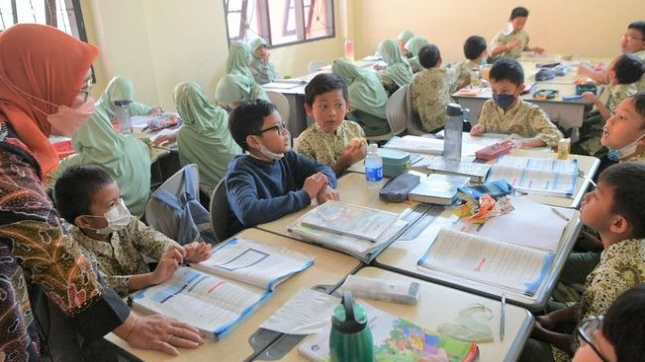 Kemendikbudristek Bantah Isu Guru Non-ASN Akan Diberhentikan