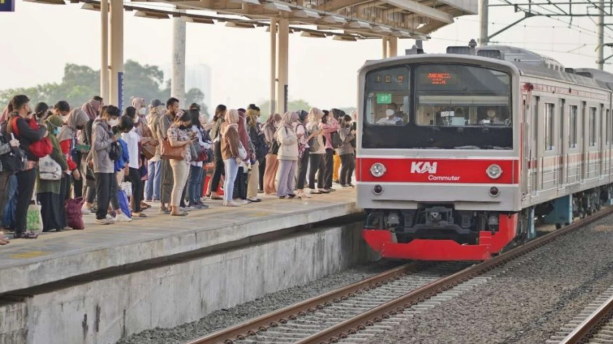 KRL Rangkasbitung Terbatas Hingga Serpong Akibat Genangan dan Listrik Padam, Rute ke Tanah Abang Terhenti di Kebayoran