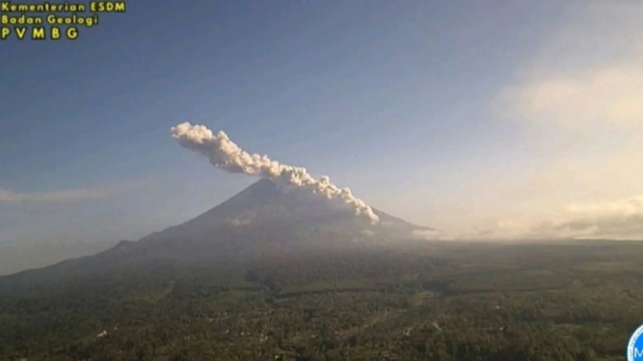 Letusan Gunung Semeru Keluarkan Abu Vulkanik Setinggi 1 Kilometer