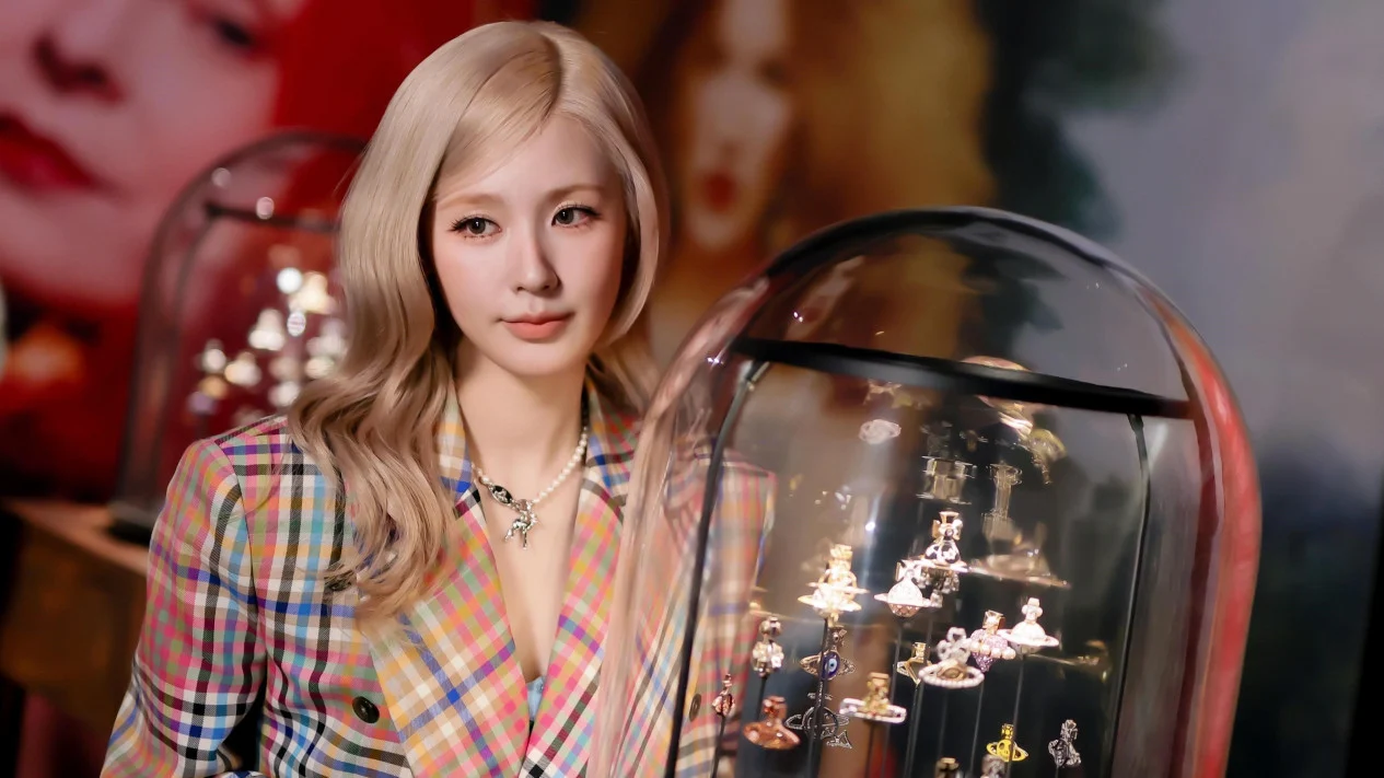Miyeon (G)I-DLE Curi Perhatian di Pembukaan Pameran Vivienne Westwood Macau