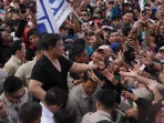 Momen Prabowo Lepas Baju Safari dan Beri Pelukan di Acara May Day