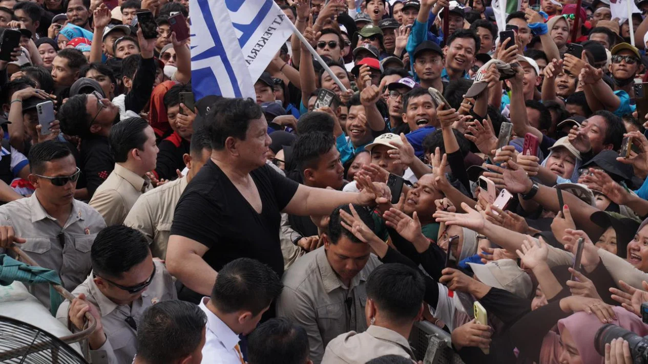Momen Prabowo Lepas Baju Safari dan Beri Pelukan di Acara May Day