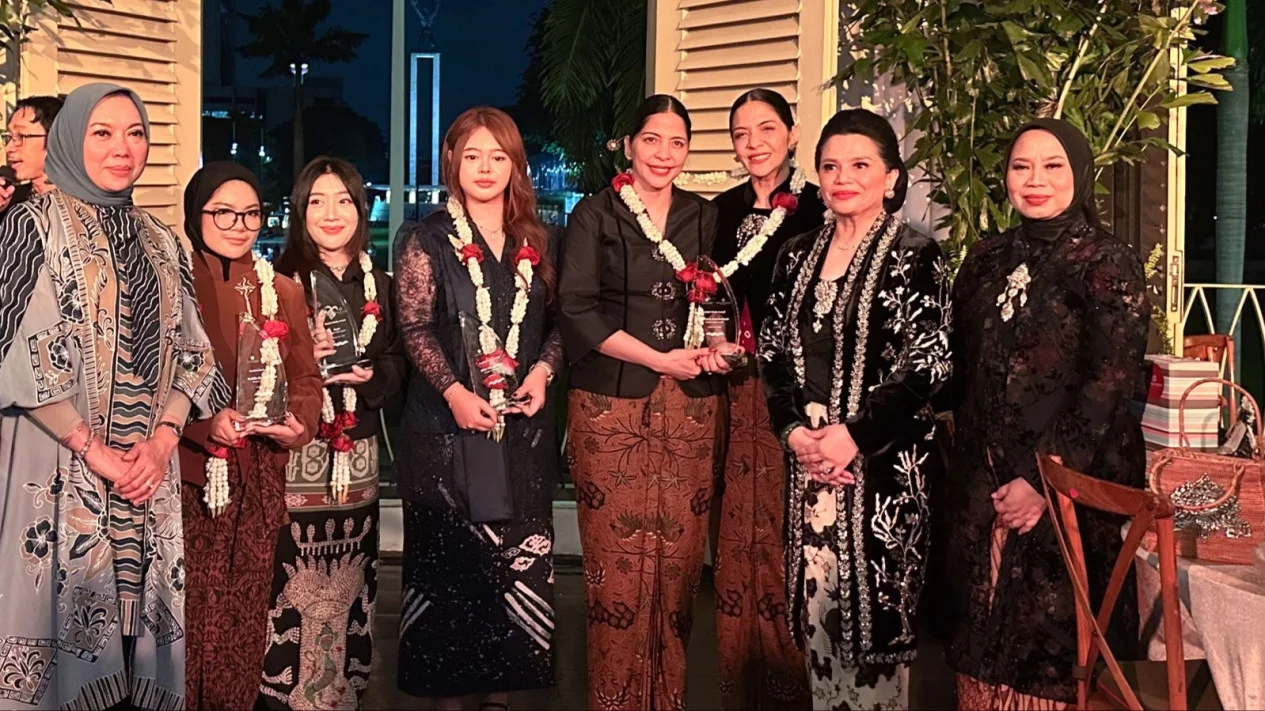 Perempuan Terungkap Lewat Kain, Warna, dan Sunyi