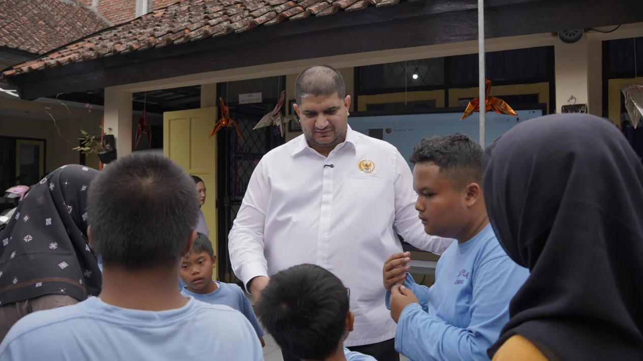 Rajiv Berikan Bantuan PIP dan Kursi Roda di SLB Lembang