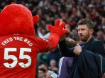 Reaksi Emosional Carrick Saat Alex Ferguson Dibawa ke Rumah Sakit