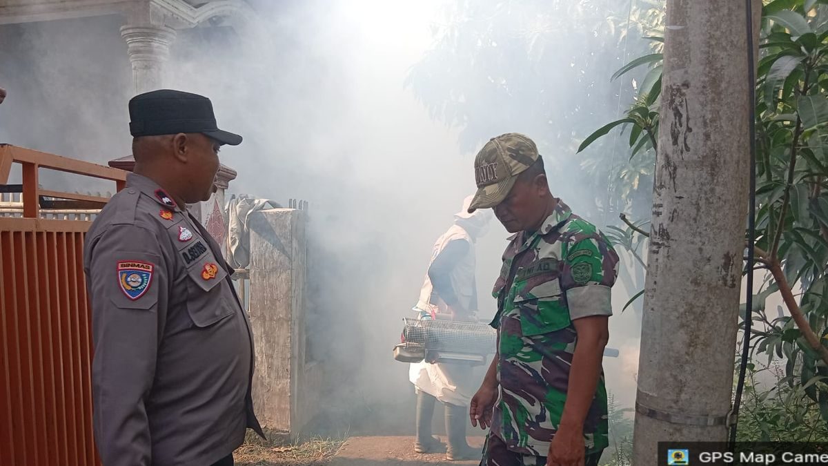 TNI dan Tenaga Medis Bersinergi Berantas DBD dengan Fogging di Krangkeng