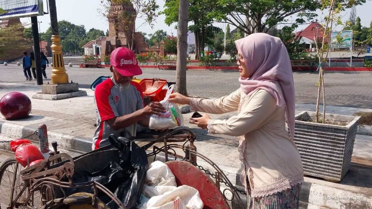 Rayakan Kemerdekaan, PLN UP3 Indramayu & YBM Berbagi Sembako