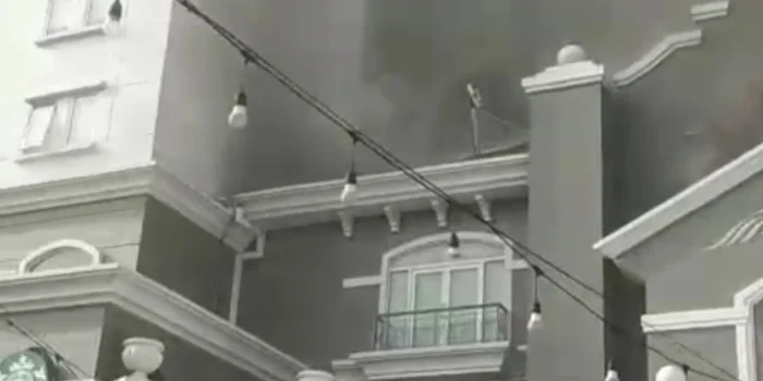 Asap Kebakaran Apartemen Mediterania Capai Lantai 33, 20 Warga Dibawa ke RS