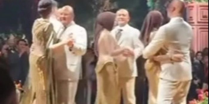 Ayah El Rumi dan Syifa Hadju Tuai Perhatian di Pernikahan