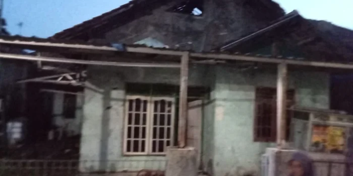Babinsa Sigap Padamkan Api di Anjatan, Rumah Warga Terbakar Akibat Korsleting
