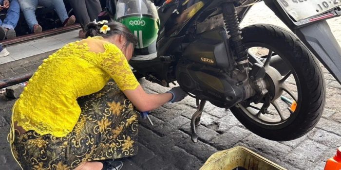 Cara Unik Ganti Oli Motor