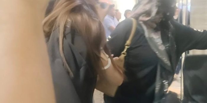 Detik-detik Istri dan Dua Anak Bandar Narkoba Koko Erwin Tutupi Wajah Saat Dibawa ke Bareskrim