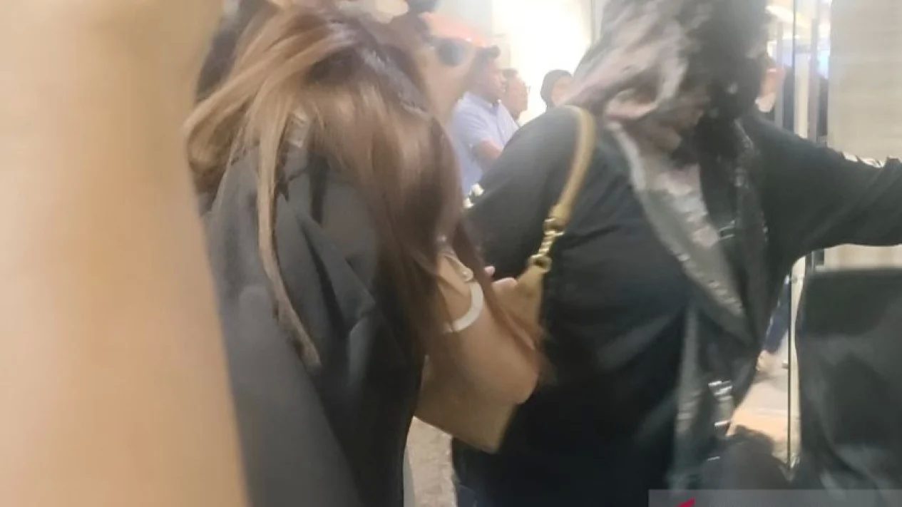 Detik-detik Istri dan Dua Anak Bandar Narkoba Koko Erwin Tutupi Wajah Saat Dibawa ke Bareskrim