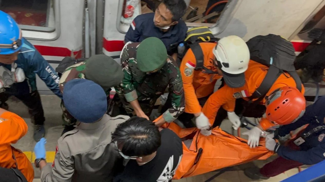 Evakuasi Dramatis Penumpang Terjepit Akibat Tabrakan KRL dan KA Argo Bromo