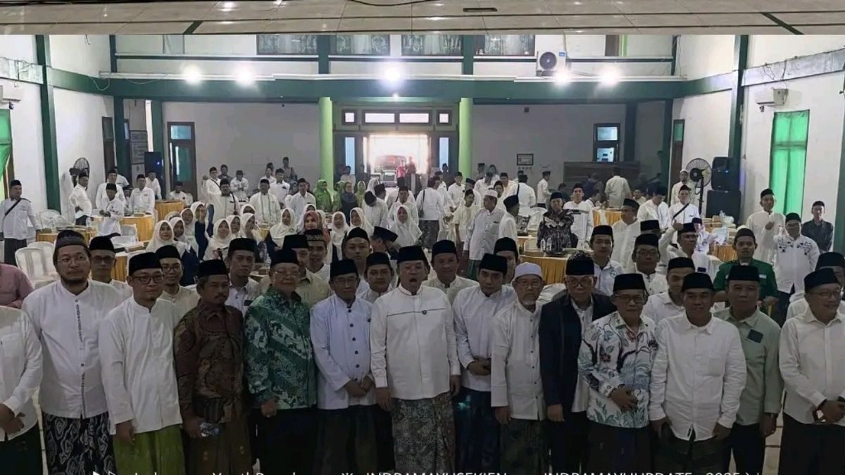 Menteri ATR/BPN Serahkan Sertifikat Gedung PCNU Indramayu di Hadapan Ribuan Nahdliyin