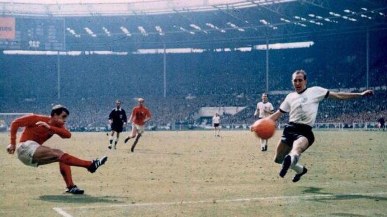 Pahitnya Perjuangan Hidup Juara Piala Dunia 1966