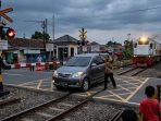 Penyebab Mobil Mogok Tiba-tiba di Rel Kereta