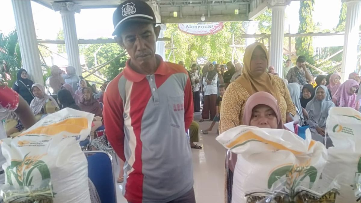 Ribuan Warga Bahagia, Pemdes Baleraja Bagikan Beras dan Minyak untuk 1.270 KPM