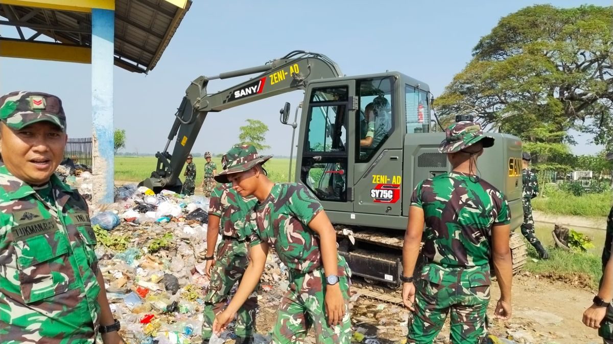 TNI, Forkopimcam, dan Warga Bersatu Bersihkan TPS Pasir Angin di Cikedung