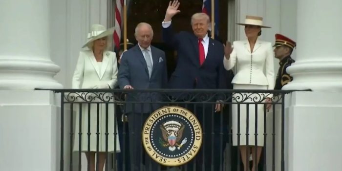 Trump Mengaku Sepupu Raja Inggris, Ingin Tinggal di Istana Buckingham