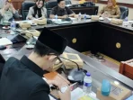 Achmad Syahri Assidiqi Anggota DPRD Jember Meminta Maaf Pasca Viral Merokok dan Main Game Saat Rapat