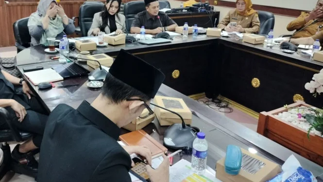 Achmad Syahri Assidiqi Anggota DPRD Jember Meminta Maaf Pasca Viral Merokok dan Main Game Saat Rapat