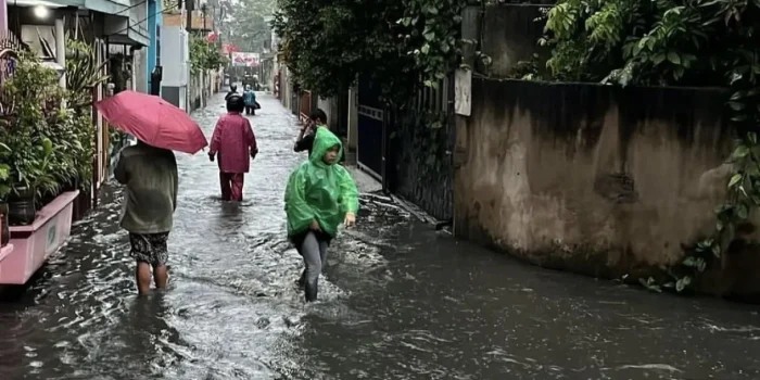 Akses jalan terganggu akibat genangan air di Jakarta Selatan