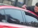 Aksi Pria Bergelantungan di Sedan Mewah yang Melaju Kencang di Jakarta Barat, Ini Penyebabnya