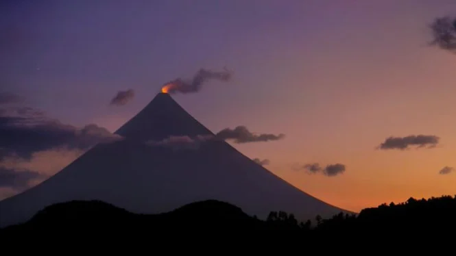 Aktivitas Gunung Api Mayon Meningkat: Puluhan Gempa dan Getaran Vulkanik Terjadi