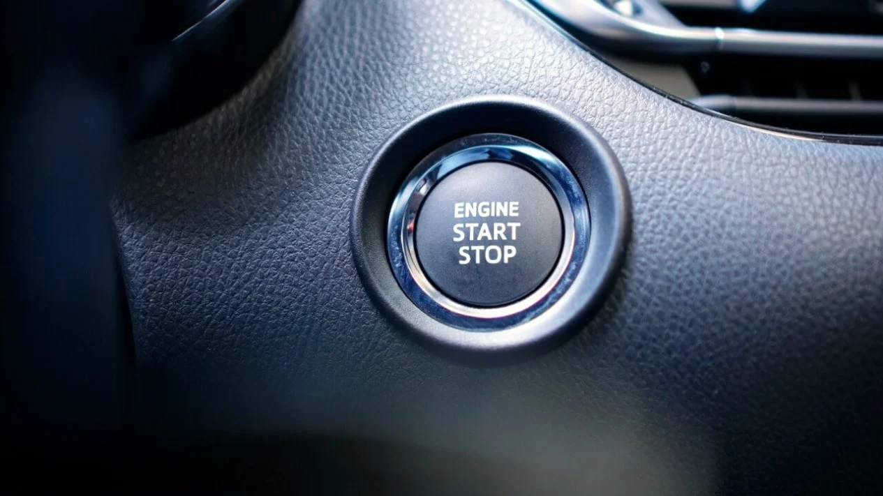 Apa yang Terjadi Jika Tombol Start Mobil Ditekan Saat Bergerak