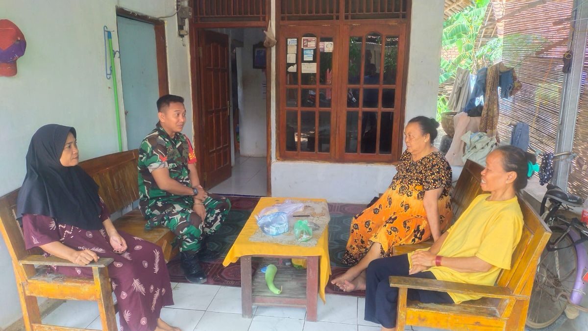 Babinsa Cikedung Jalin Silaturahmi Pasca Iduladha, Serap Aspirasi Warga