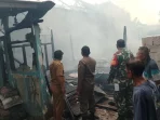 Babinsa Koramil Tukdana Bergerak Cepat Tangani Kebakaran Desa Lajer dan Evakuasi Warga