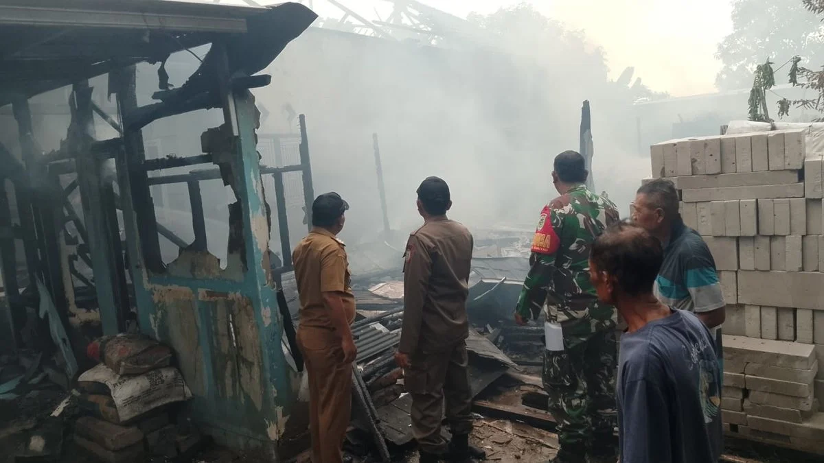 Babinsa Koramil Tukdana Bergerak Cepat Tangani Kebakaran Desa Lajer dan Evakuasi Warga