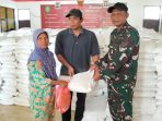 Babinsa Sertu Kusno Pantau Bantuan Pangan Ribuan Warga Kertanegara